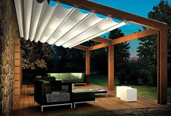 Taman teras dengan tempat duduk dan atap kain teduh